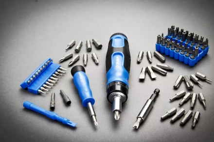 Набор ЗУБР &quot;ЭКСПЕРТ&quot;: Отвертка реверсивная с магнитным битодержателем и отсеком для бит в рукоятке, Cr-V, 130 предметов 25237-H129 купить в Ханты-Мансийске