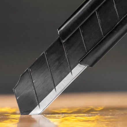 Нож Denzel, 9 мм, сменное лезвие, SK4, алюминиевый корпус, торцевой зажим, 78901 купить в Ханты-Мансийске