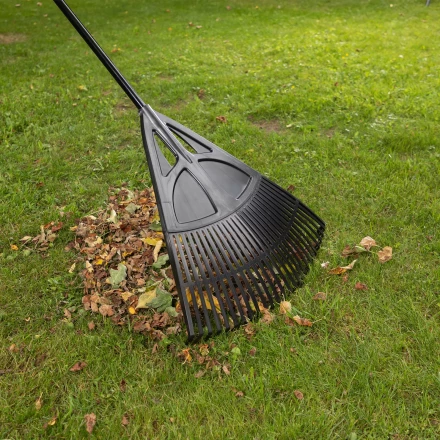 Грабли веерные пластиковые, 620 х 1750 мм, 27 плоских зубьев, алюминиевый черенок, Россия, Palisad 61806 купить в Ханты-Мансийске