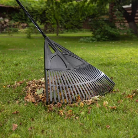 Грабли веерные пластиковые, 620 х 1750 мм, 27 плоских зубьев, алюминиевый черенок, Россия, Palisad 61806 купить в Ханты-Мансийске