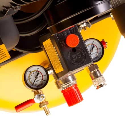 Компрессор воздушный BCV2200/100V, ременный привод , 2.3 кВт, 100 литров, 440 л/мин Denzel 58112 купить в Ханты-Мансийске