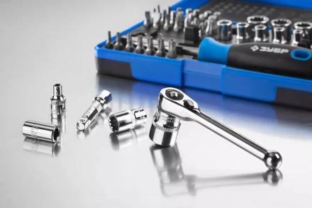 Набор ЗУБР &quot;ПРОФИ&quot;: Отвертка с двухкомп рукояткой, насадки и мини трещетка, 47 предм, пластиковый бокс 25283-H47 купить в Ханты-Мансийске