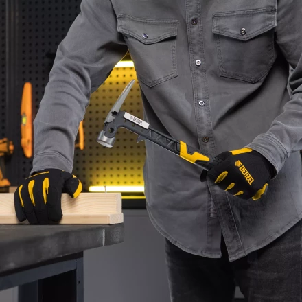 Молоток строительный 450 г, цельнокованый,боек с магнитом, двухкомп. обрезин. рук-ка Denzel 10468 купить в Ханты-Мансийске