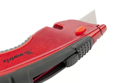 Нож 18мм, выдвижное трапециевидное лезвие, эргономичная двухкомпонентная рукоятка + 3 лезвия MATRIX QUIK BLADE 78925 купить в Ханты-Мансийске