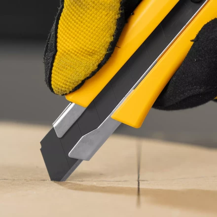 Нож Denzel, 18 мм, сменное лезвие, SK4, метал. направляющая, винтовой фиксатор, 78943 купить в Ханты-Мансийске