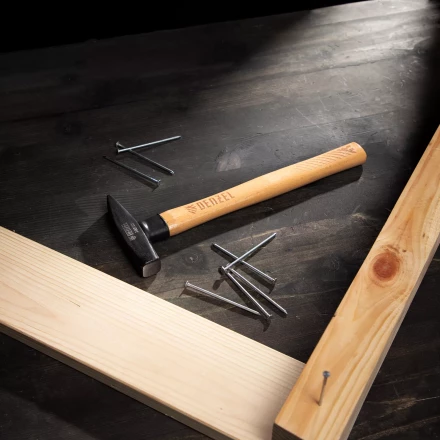 Молоток слесарный, 300 г Denzel, кованый квадратный боек, буковая рукоятка, 10427 купить в Ханты-Мансийске