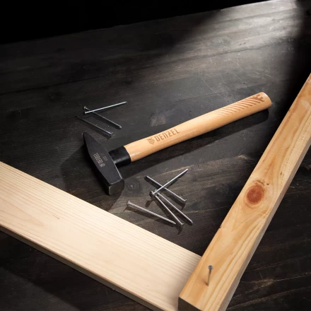 Молоток слесарный, 600 г Denzel, кованый квадратный боек, буковая рукоятка, 10431 купить в Ханты-Мансийске