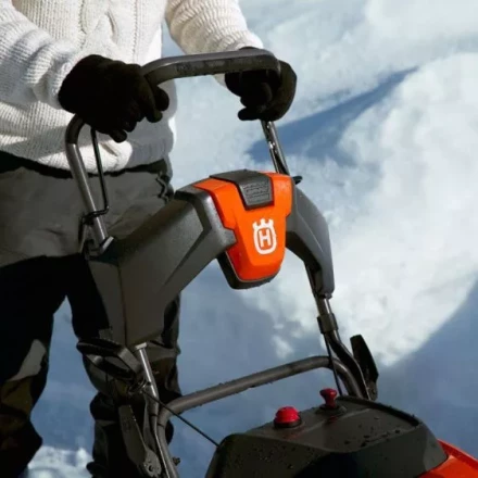 Бензиновый снегоуборщик Husqvarna ST 131 купить в Ханты-Мансийске