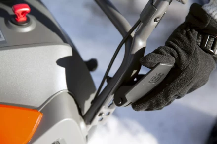 Бензиновый снегоуборщик Husqvarna ST 131 купить в Ханты-Мансийске