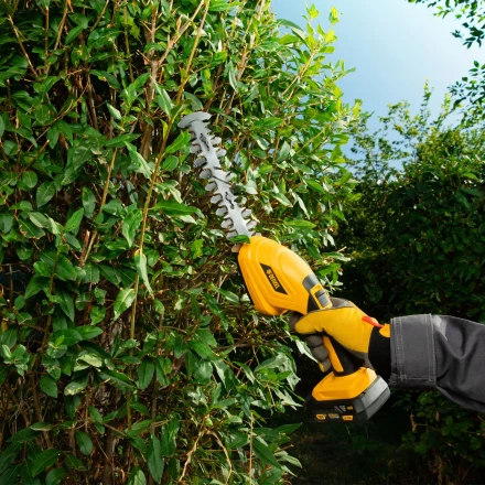 Ножницы-кусторез аккумуляторные Denzel CGS-100, 18В Li-Ion 59430 купить в Ханты-Мансийске